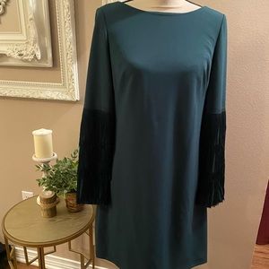 ADRIANA PAPELL GREEN SHIFT DRESS WITH FRINGE ARMS